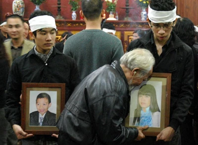 Hàng trăm người dự đám tang hai mẹ con chết ngạt ảnh 1