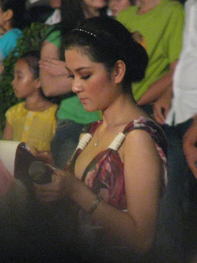 Ngắm Hoa hậu Nguyễn Thị Huyền ở bến Ninh Kiều ảnh 1