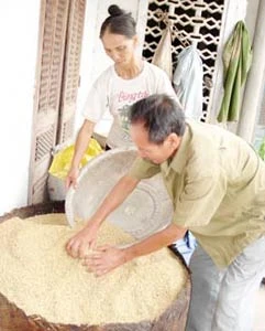 Để tìm được 2 con, vụ mùa nào vợ chồng ông Hà cũng phải bán thóc.