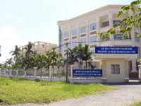 Do định vị sai cột mốc, hàng loạt hàng rào các trụ sở cơ quan vi phạm lộ giới phải sửa chữa gây thiệt hại hàng trăm triệu đồng. Ảnh: Tr.Huỳnh