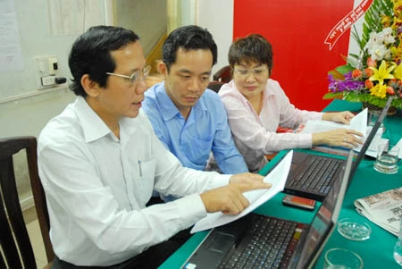 Ông Nguyễn Tấn đang trao đổi nội dung trả lời với các cộng sự. Ảnh: HTD