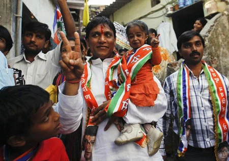 Người phụ nữ nhỏ nhất thế giới tham gia vận động tranh cử ảnh 7