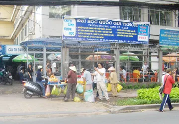 Hàng rong vây lấn cổng trường ảnh 1 Hàng rong vây lấn cổng trường ảnh 1