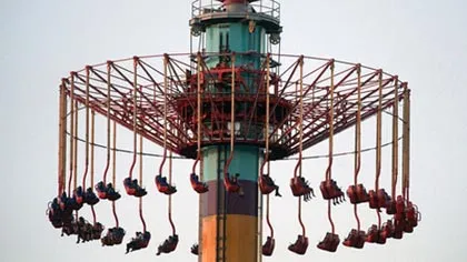 Đu quay hỏng, 20 người lửng lơ giữa trời ảnh 1 Đu quay hỏng, 20 người lửng lơ giữa trời ảnh 1