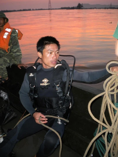 Tường thuật trực tiếp: Trục vớt chiếc xe khách bị lũ cuốn trôi - Phần 1 ảnh 10