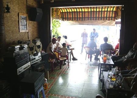 Nghe nhạc hi-end ở quán cà phê "cóc" ảnh 1