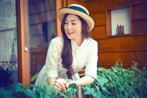 Á hậu Tú Anh trong trẻo dưới chiều hè ảnh 2 Á hậu Tú Anh trong trẻo dưới chiều hè ảnh 2