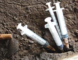 Đầy rẫy những kim tiêm đã qua sử dụng.