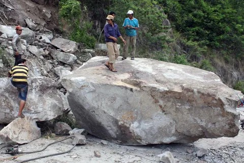 Đá lăn từ núi Cấm đè bẹp ôtô, 6 người chết ảnh 7 Đá lăn từ núi Cấm đè bẹp ôtô, 6 người chết ảnh 7