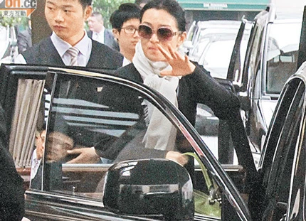 Rộ tin đồn Củng Lợi mang bầu với “phi công trẻ” ảnh 4