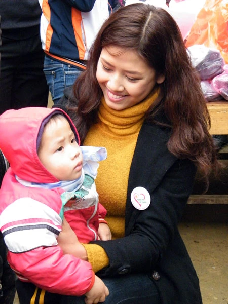 Nguyễn Thị Loan mặt mộc đi từ thiện ảnh 3