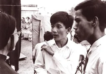 Đi biểu tình bằng máy bay của Nguyễn Cao Kỳ ảnh 2 Đi biểu tình bằng máy bay của Nguyễn Cao Kỳ ảnh 2