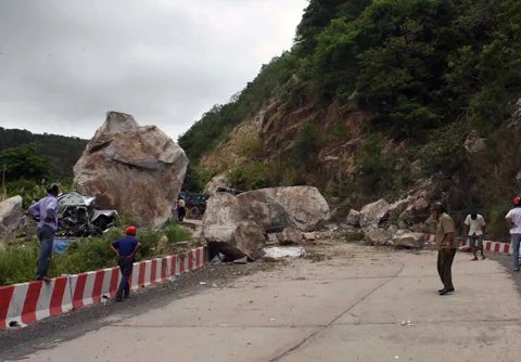 Đá lăn từ núi Cấm đè bẹp ôtô, 6 người chết ảnh 9 Đá lăn từ núi Cấm đè bẹp ôtô, 6 người chết ảnh 9