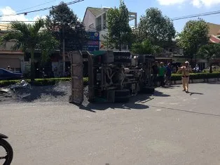 Lật xe ben chở đá, một phụ nữ bị vùi lấp ảnh 1