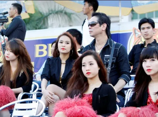 Hoàng Thùy Linh thiêu đốt sân bóng "phủi" ảnh 2