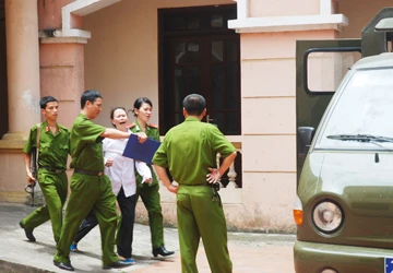 Vụ đâm kim xuyên đầu bé trai 40 ngày tuổi: Hung thủ lãnh 12 năm tù ảnh 1