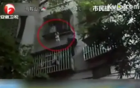 Lại thêm một em bé treo người lơ lửng trên “chuồng cọp” ảnh 1 Lại thêm một em bé treo người lơ lửng trên “chuồng cọp” ảnh 1