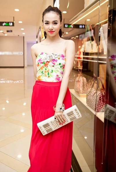 Đinh Ngọc Diệp vai trần đi sự kiện ảnh 2