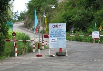 Tạm thông xe lên núi Cấm sau vụ lở đá kinh hoàng ảnh 1