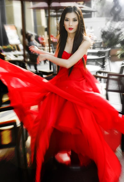 Ngắm siêu mẫu Lan Hương rực đỏ trên phố ảnh 9