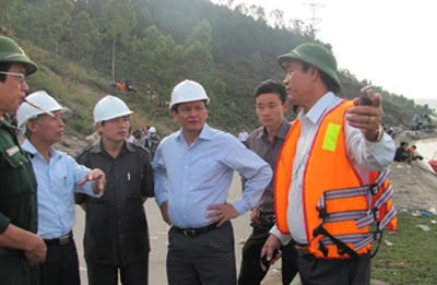 Tường thuật trực tiếp: Trục vớt chiếc xe khách bị lũ cuốn trôi - Phần 2 ảnh 14 Tường thuật trực tiếp: Trục vớt chiếc xe khách bị lũ cuốn trôi - Phần 2 ảnh 14