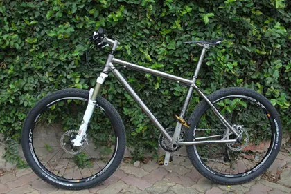 Xe đạp khung titan giá 74 triệu đồng ở Việt Nam ảnh 1