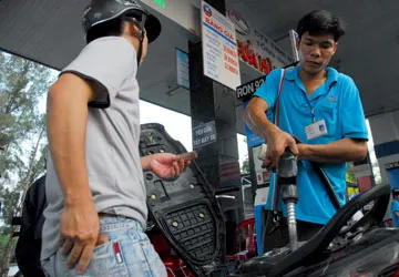 Tăng giá xăng: Quá “lạnh lùng” với dân! ảnh 1