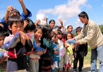 Tặng hơn 200 áo ấm cho trẻ em đón tết ảnh 1