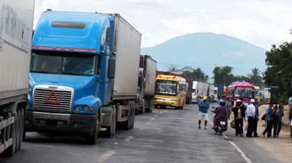 Xe tông nhau, kẹt xe 10 km trên quốc lộ 1A ảnh 2 Xe tông nhau, kẹt xe 10 km trên quốc lộ 1A ảnh 2