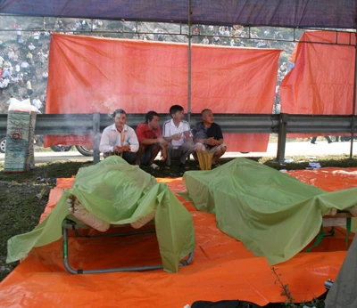 Tường thuật trực tiếp: Trục vớt chiếc xe khách bị lũ cuốn trôi - Phần 2 ảnh 22 Tường thuật trực tiếp: Trục vớt chiếc xe khách bị lũ cuốn trôi - Phần 2 ảnh 22