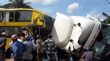 Xe tông nhau, kẹt xe 10 km trên quốc lộ 1A ảnh 1 Xe tông nhau, kẹt xe 10 km trên quốc lộ 1A ảnh 1