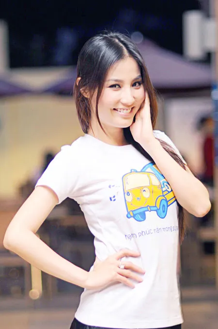 Diễm My 9x và Diễm Trang khỏe khoắn ảnh 1