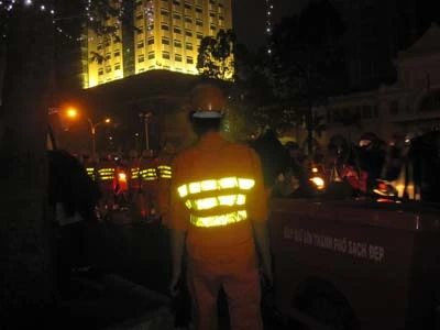 Chùm ảnh: Người dân TP. HCM xem pháo hoa trong mưa ảnh 13