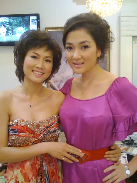 Ngọc Châm bên hoa hậu Nguyễn Thị Huyền trước cuộc thi Trò chơi âm nhạc. Ngọc Châm bên hoa hậu Nguyễn Thị Huyền trước cuộc thi Trò chơi âm nhạc.