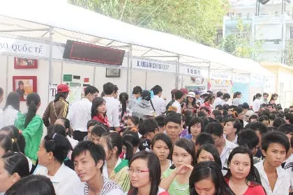 Hơn 3.000 học sinh đến ngày hội tư vấn tuyển sinh ảnh 1 Hơn 3.000 học sinh đến ngày hội tư vấn tuyển sinh ảnh 1