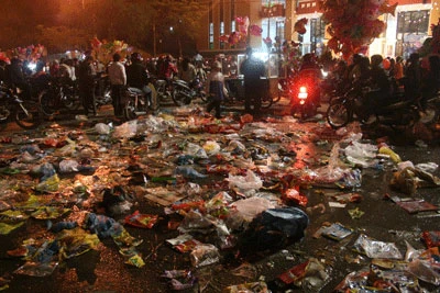 Một góc Quảng trường Thái Nguyên như đại công trường rác thải (ảnh: H.Ngân) Một góc Quảng trường Thái Nguyên như đại công trường rác thải (ảnh: H.Ngân)