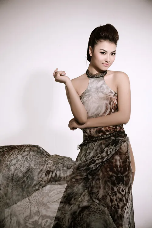 Hồng Quế gợi cảm với váy dạ hội ảnh 4