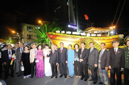 Khai mạc Đường hoa Nguyễn Huệ Tết Quý Tỵ 2013 ảnh 12 Khai mạc Đường hoa Nguyễn Huệ Tết Quý Tỵ 2013 ảnh 12