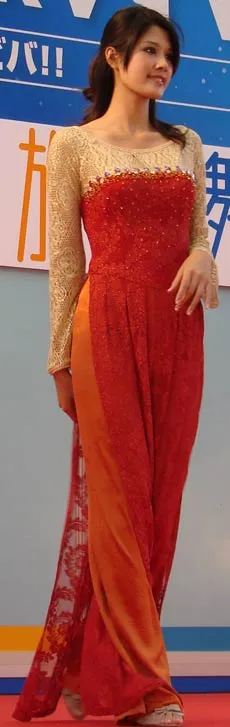 Mẫu thiết kế áo dài VN của Thuận Việt biểu diễn tại Nhật. Ảnh: T.V Mẫu thiết kế áo dài VN của Thuận Việt biểu diễn tại Nhật. Ảnh: T.V