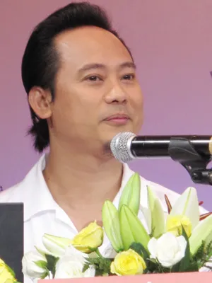 Võ Việt Chung: Hội trùng dương lụa Việt ảnh 1