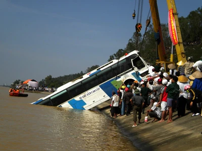 Tường thuật trực tiếp: Trục vớt chiếc xe khách bị lũ cuốn trôi - Phần 2 ảnh 40 Tường thuật trực tiếp: Trục vớt chiếc xe khách bị lũ cuốn trôi - Phần 2 ảnh 40