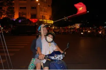 Cổ động viên "đi bão" sau chiến thắng của tuyển Việt Nam ảnh 13 Cổ động viên "đi bão" sau chiến thắng của tuyển Việt Nam ảnh 13