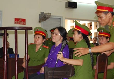 Trực tiếp phiên xử vụ án nhà báo Hoàng Hùng- Phần 2: Bà Liễu lãnh án tù chung thân ảnh 7 Trực tiếp phiên xử vụ án nhà báo Hoàng Hùng- Phần 2: Bà Liễu lãnh án tù chung thân ảnh 7