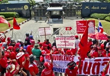 Thái Lan: Phe áo đỏ mở chiến dịch tưới máu ảnh 1