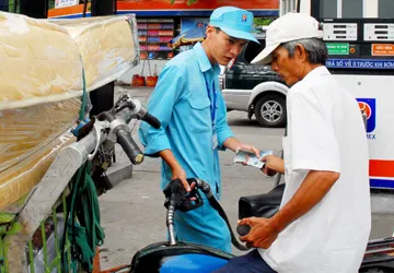 Cử tri kiến nghị: Bỏ quỹ bình ổn giá xăng dầu... ảnh 1