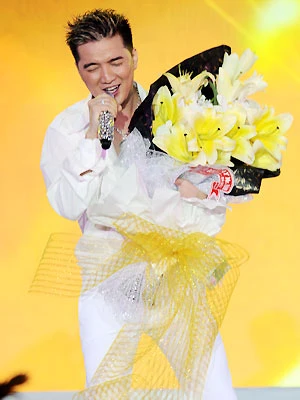 ... Mr Đàm vẫn tạo ấn tượng, nhiều nét lạ mà không đơn điệu với chỉ một màu trắng bắt buộc trong đêm diễn.