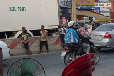 Những đứa trẻ chặn đầu ô tô xin tiền trên quốc lộ 1A ảnh 2