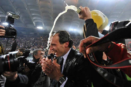 Chùm ảnh AC Milan ăn mừng chức vô địch Serie A ảnh 4