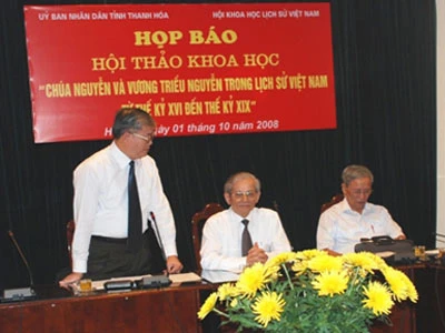 GS Phan Huy Lê (giữa).