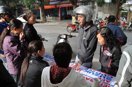 "Cò" nhộn nhịp quanh các quầy bán vé AFF Cup ảnh 3